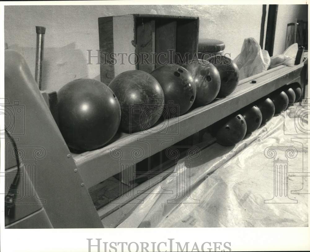 1987 Press Photo Bowling Balls in Benny Szczech Basement Alley, Solvay, New York- Historic Images