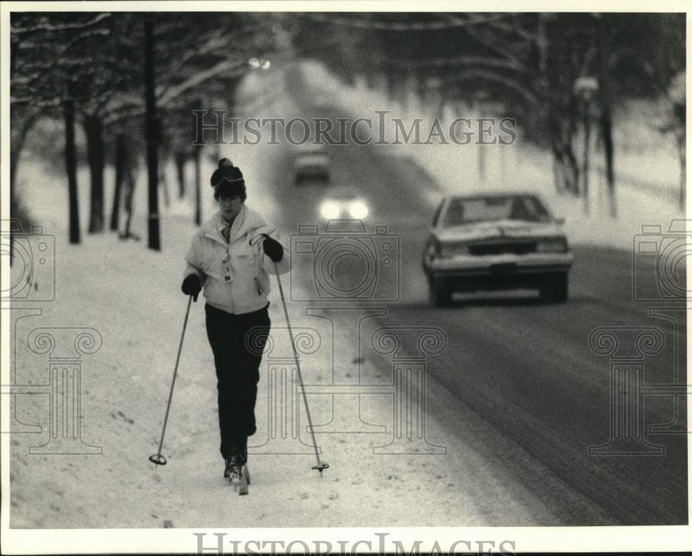 1987 Press Photo Syracuse University Student Joanne Persico Skiing on Road - Historic Images