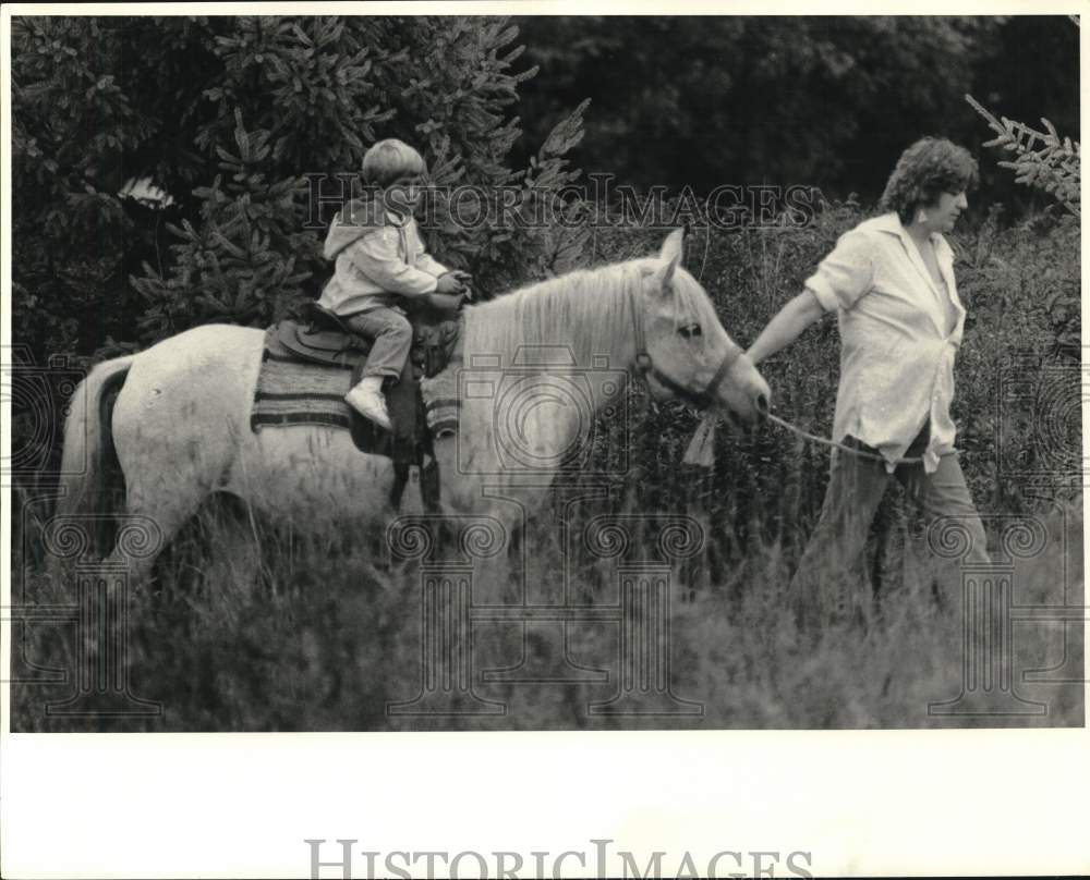 1987 Press Photo Debbie McKane and David Belfort at Beaver Lake Pony Ride- Historic Images