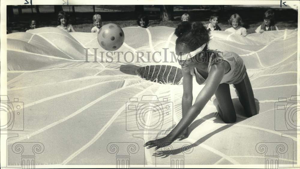 1984 Press Photo Girl Scout Tonya Bell Plays Game with Parachute at Camp - Historic Images