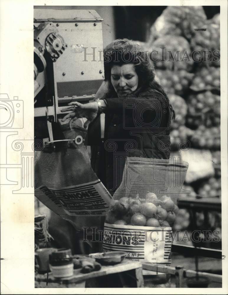 1984 Press Photo Helen Baker Bagging Onions at Bagging Machine - sya84650 - Historic Images