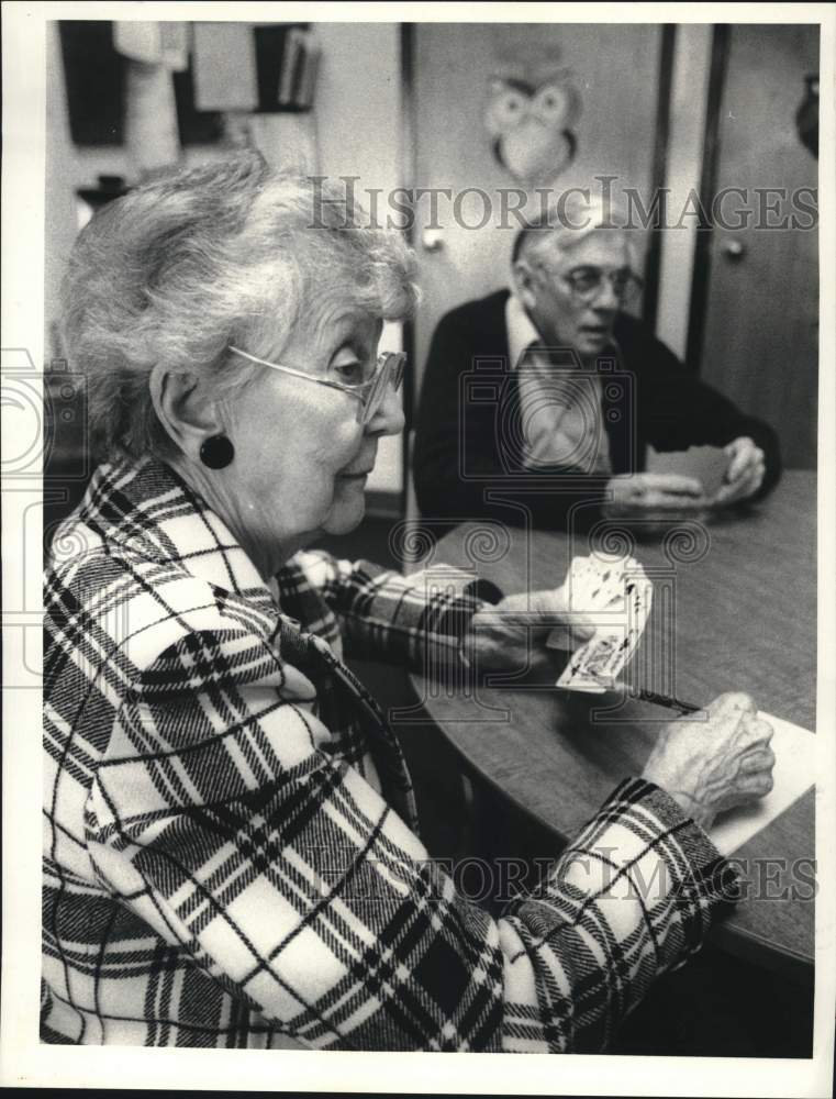 1986 Press Photo Senior citizens play cards at North East Community Center- Historic Images