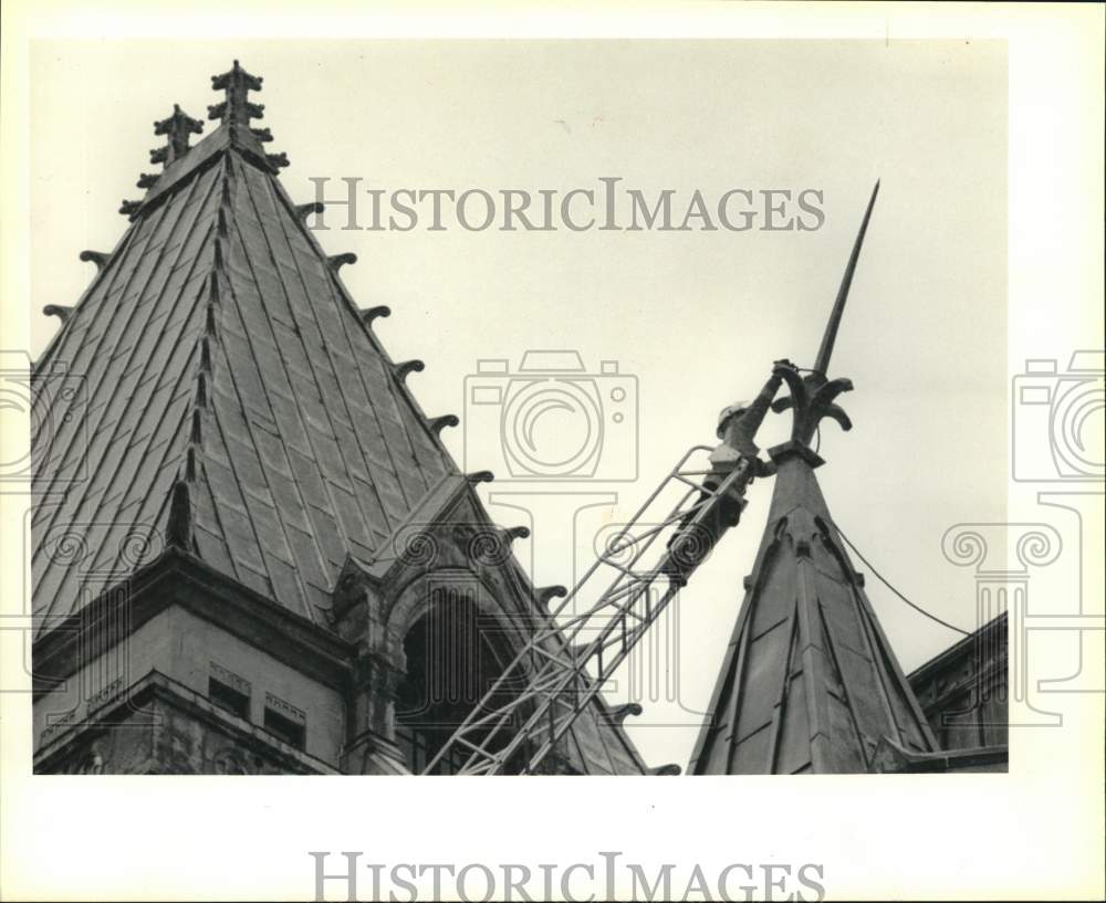 1991 Press Photo Syracuse Firefighter David Brazell near Norstar Bank Building - Historic Images