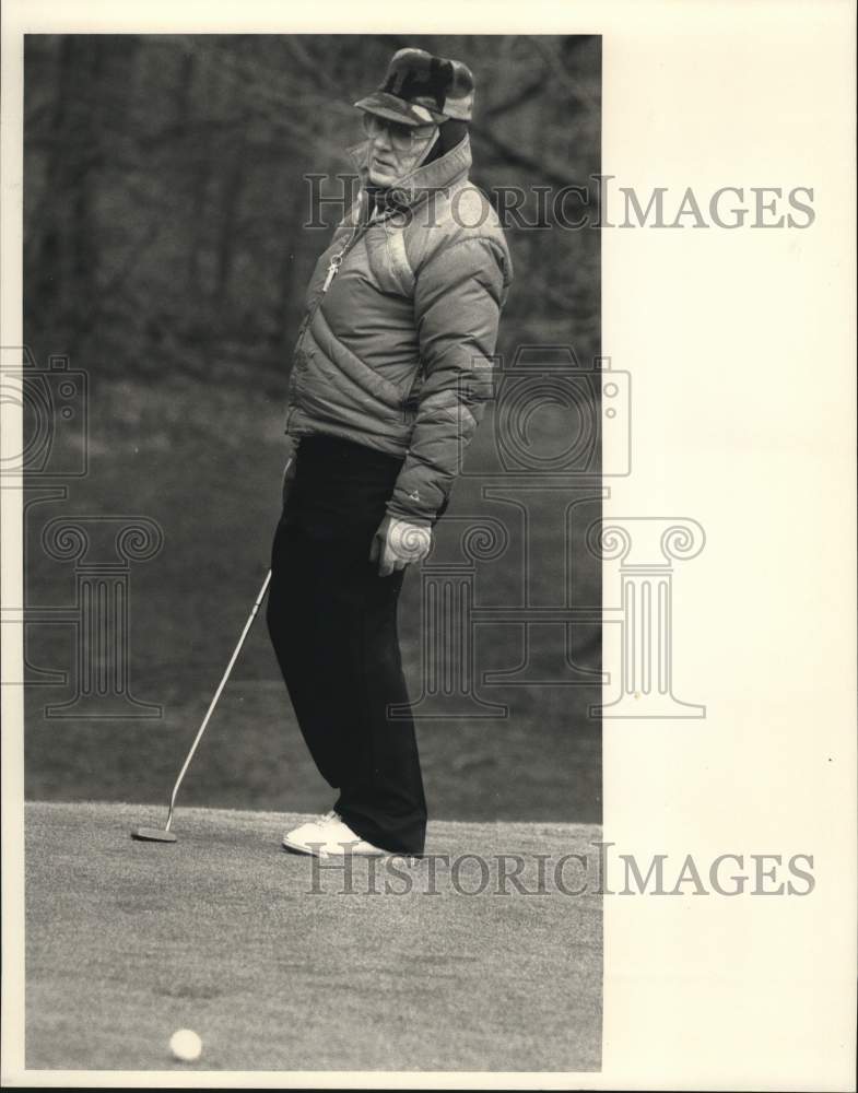 Press Photo Maynard &quot;Doc&quot; Sampson putts at Elm Tree Golf Course, South Cortland - Historic Images