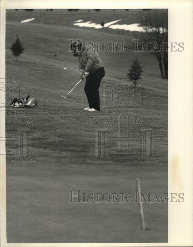 1985 Press Photo Golfer Naynard Sampson Plays at Elm Tree Golf Course, Cortland - Historic Images