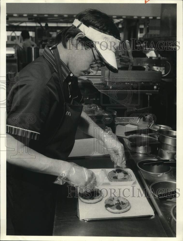 1987 Press Photo Greg Demetrick, a grill person at McDonalds on Carrier Circle - Historic Images