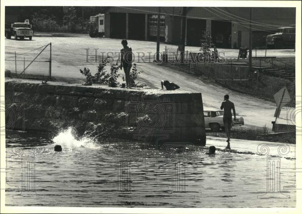 1988 Press Photo People swimming illegally on the Jamesville Reservoir Dam - Historic Images