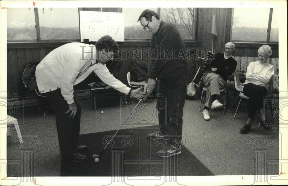 1989 Press Photo City Golf Director Bill O'Leary Gives Instruction to Golfers - Historic Images