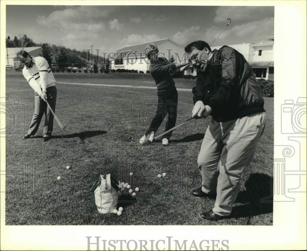 1990 Press Photo Drumlins Pro Golfer Joe Tesori Giving Lessons to Students- Historic Images