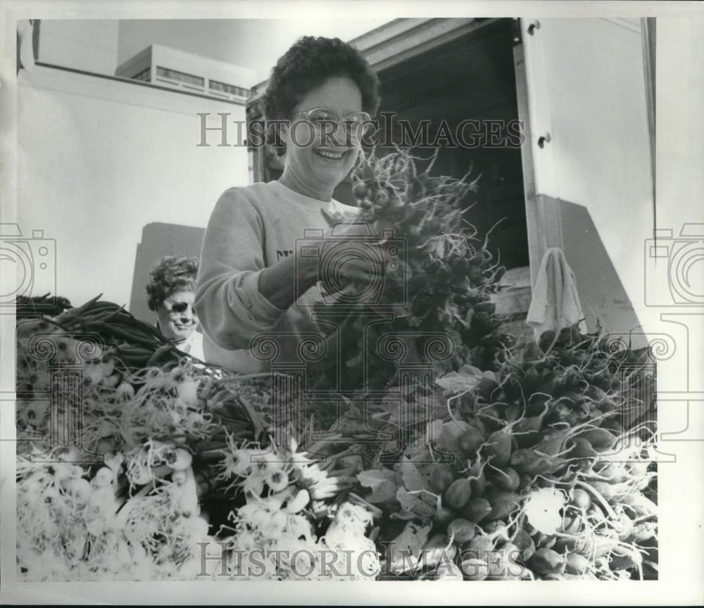 Press Photo Rosemary Chairvolotti loads Radishes at Farmers Market Downtown- Historic Images