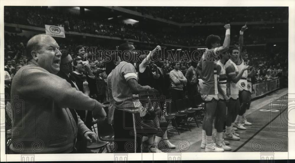 1985 Press Photo Father Charles Borgognoni cheers with Syracuse University team- Historic Images