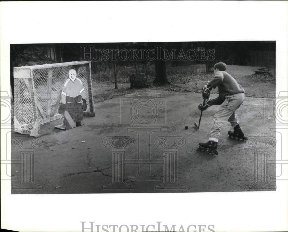 1990 Press Photo Cazenovia-Jim Frazee takes a shot on the wooden &quot;goalkeeper&quot;- Historic Images