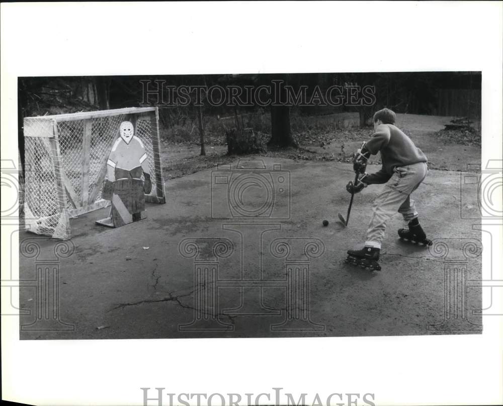 1990 Press Photo Cazenovia-Jim Frazee takes a shot on the wooden "goalkeeper"- Historic Images