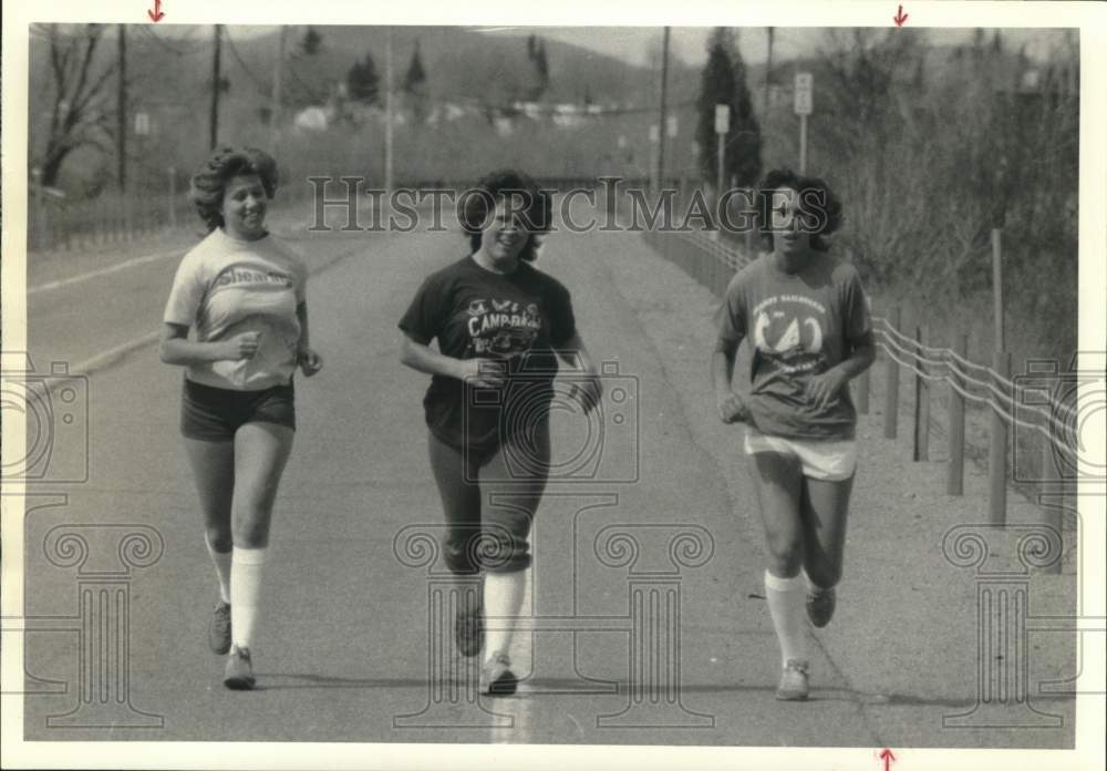 1985 Press Photo Joggers from Tupper Lake along Route 30 near Moody, New York - Historic Images