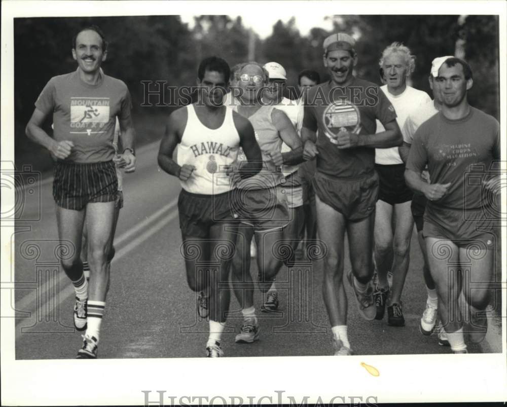 1987 Press Photo Runners Start 15-Mile Race in Manlius, New York - sya88891 - Historic Images