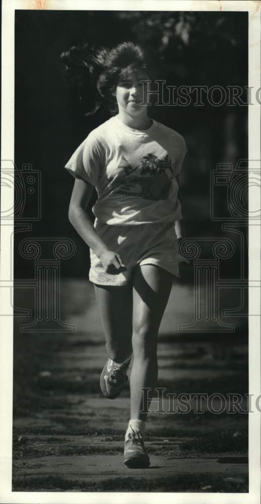 1986 Press Photo Mary Casbarro runs down Sidewalk - sya89391- Historic Images