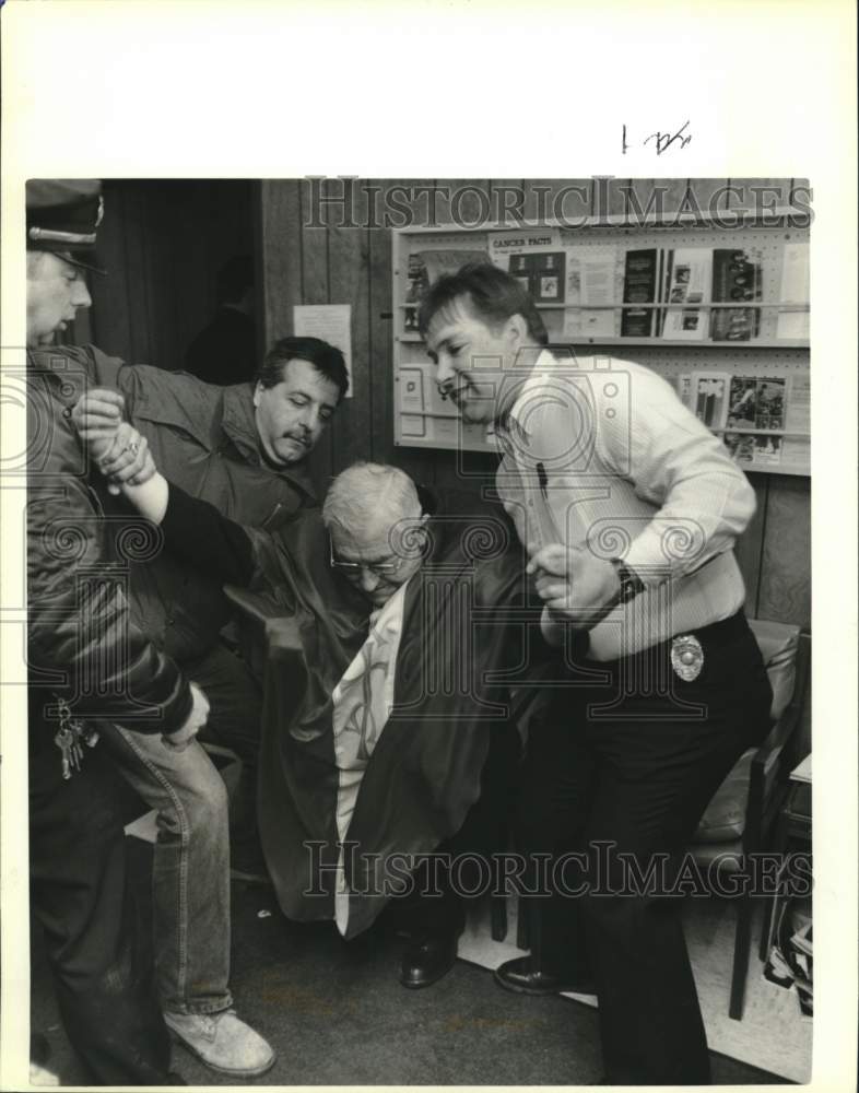 1989 Press Photo Reverend Donald Bauer Arrested at Planned Parenthood Protest- Historic Images