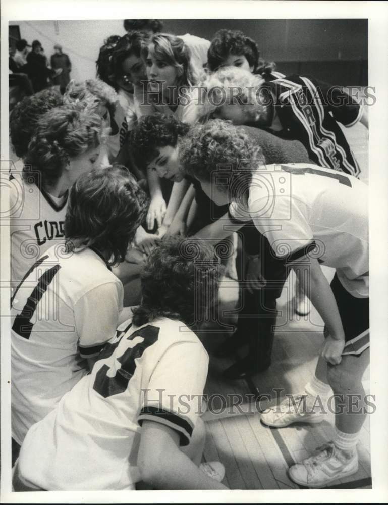 1986 Press Photo Bishop Grimes Basketball Coach Theresa Quilty with Team huddle- Historic Images