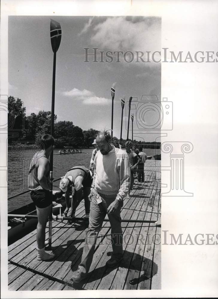 1981 Press Photo Syracuse University Crew Coach Bill Sanford on Dock - sya90831- Historic Images