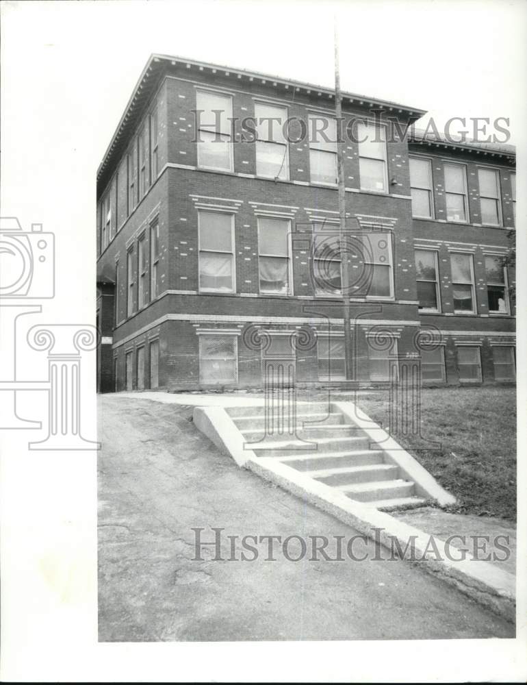 1985 Press Photo New York-Exterior of Salina-Jefferson school - sya90883 - Historic Images