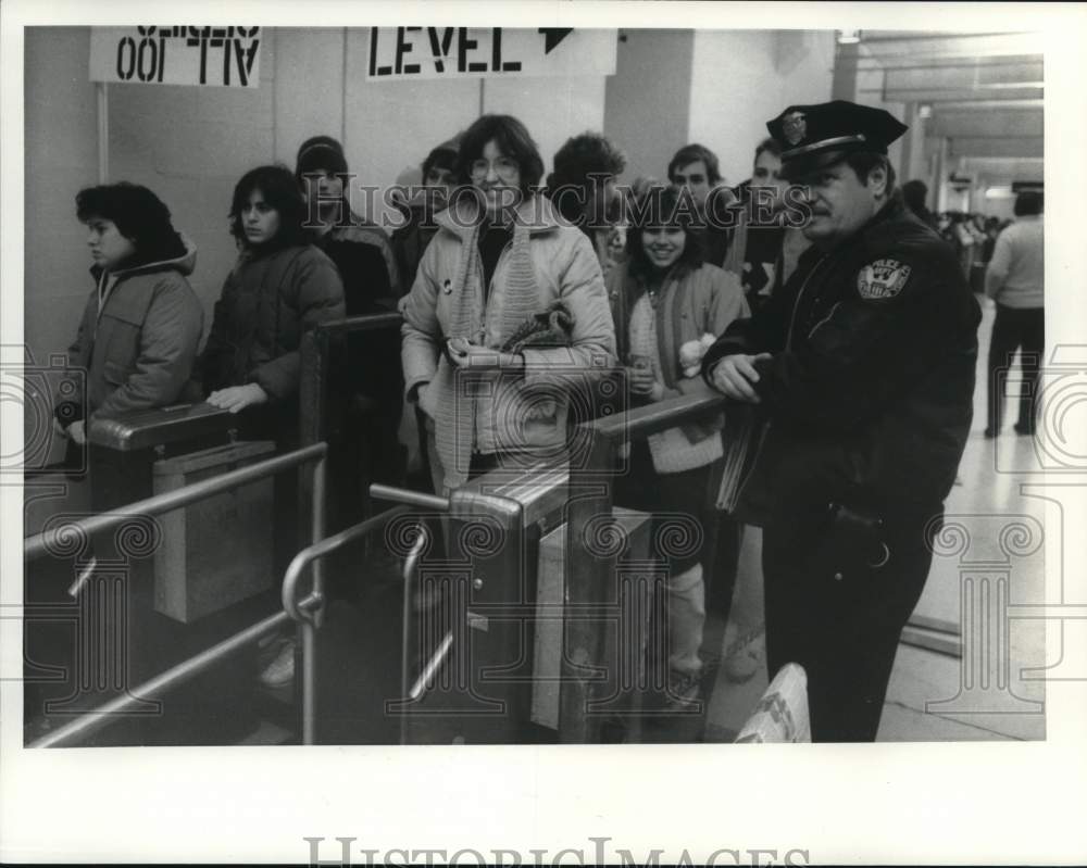 1984 Press Photo Concert Ticket Line at Syracuse University Carrier Dome- Historic Images