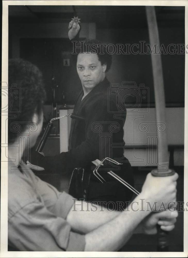 1985 Press Photo Greg Tearney ready to Throw Shuken at Eduardo Trotmay, New York - Historic Images