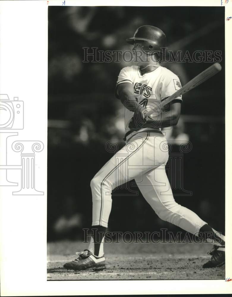 1989 Press Photo Glenallen Hill, Syracuse Chiefs Baseball Player hits Ball - Historic Images