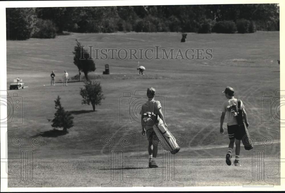 1990 Press Photo David Brown &amp; Josh Trembly playing golf at Rusitc Golf Course- Historic Images