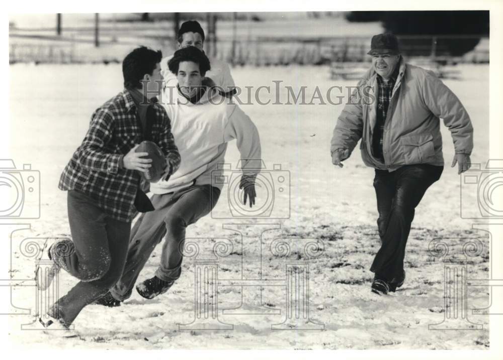 1989 Press Photo Friends at Thanksgiving Day Neighborhood Football Game - Historic Images