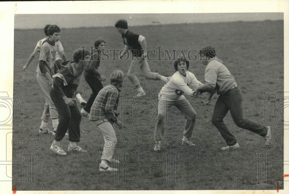 1984 Press Photo Friends Playing Football Game - sya94630- Historic Images