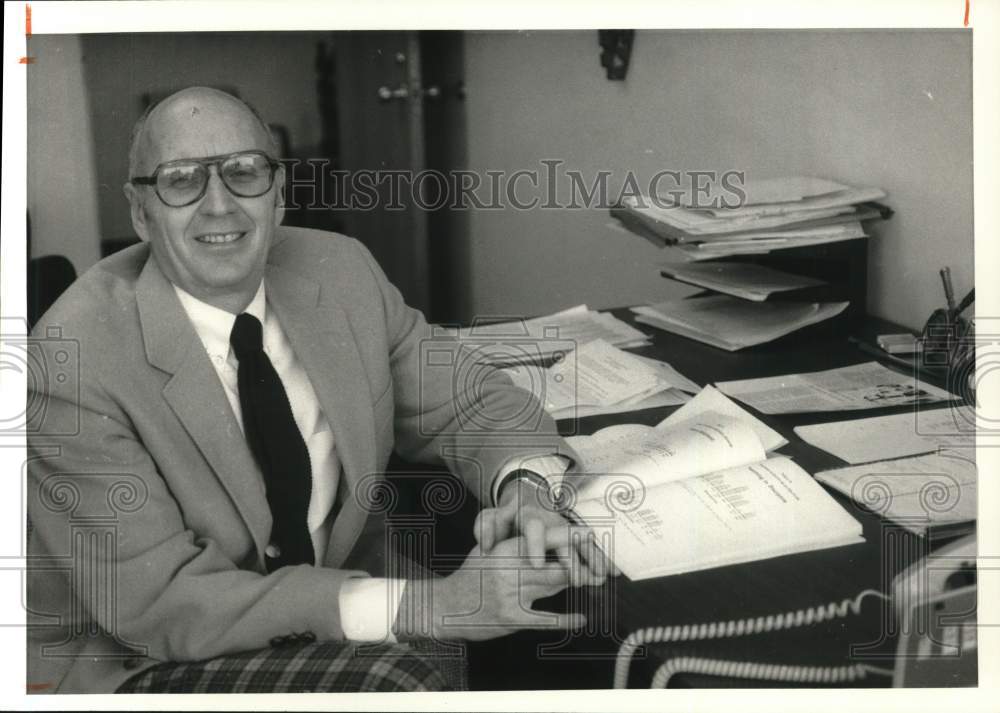 1987 Press Photo Dr. Robert Diamond at Syracuse University - sya94866 - Historic Images