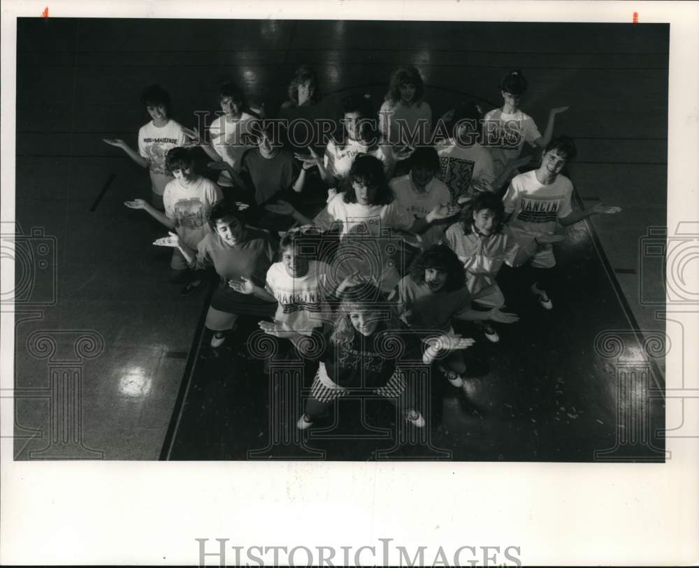 1988 Press Photo Auburn High School Cheerleaders form a formation, New York - Historic Images