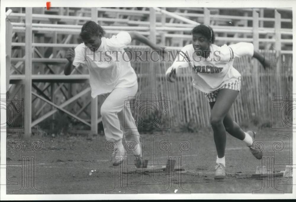 1986 Press Photo Shawn Coleman and Val Coleman run in Race - sya96074- Historic Images