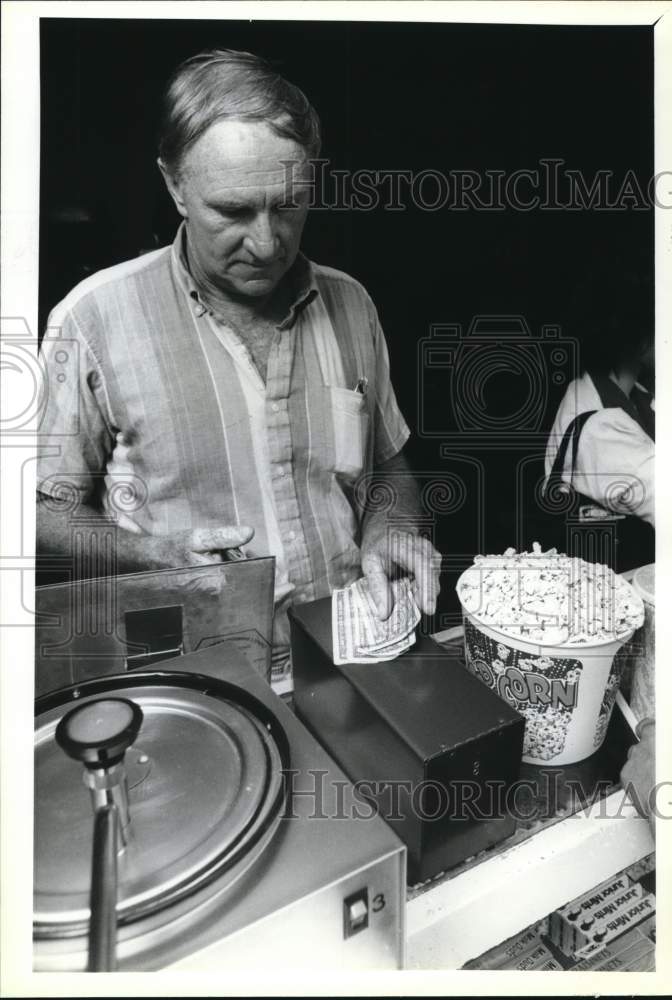 1988 Press Photo Don Kent Buying Popcorn at Movie Theater Concession Stand - Historic Images