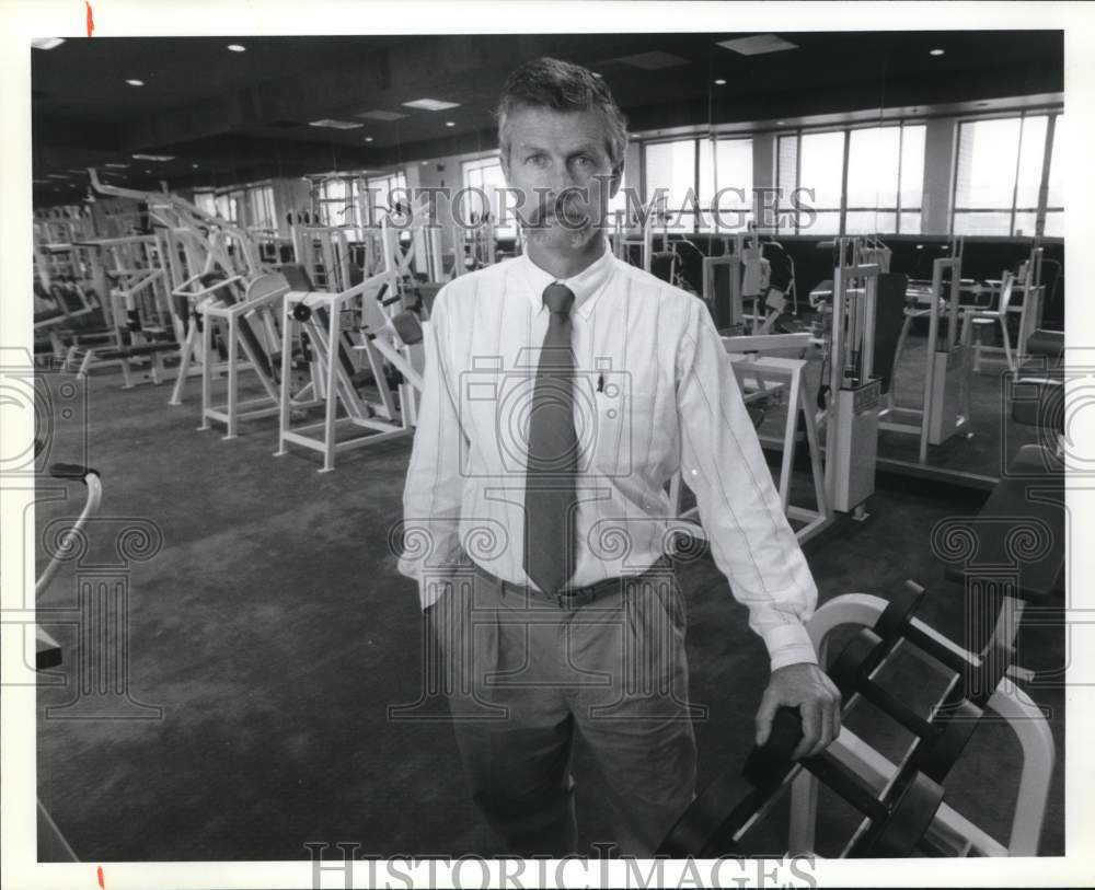 1990 Press Photo George &quot;Buddy&quot; Broadwell at Captain&#39;s Quarters Exercise Room - Historic Images