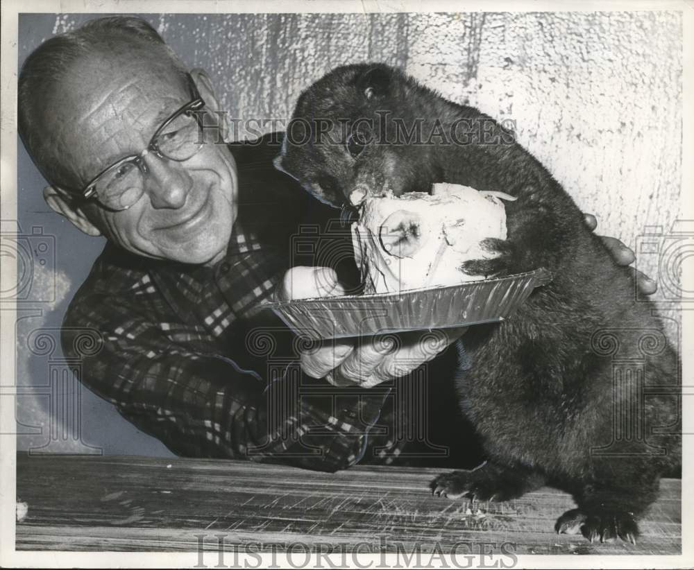 1967 Press Photo Kinky the Kinkajou at Burnet Park Zoo with Ward Clift, New York- Historic Images