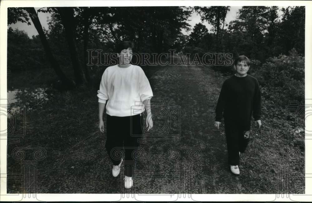 1989 Press Photo Syracuse Chargers Volunteers Maureen Syron and Arthur Petrie - Historic Images