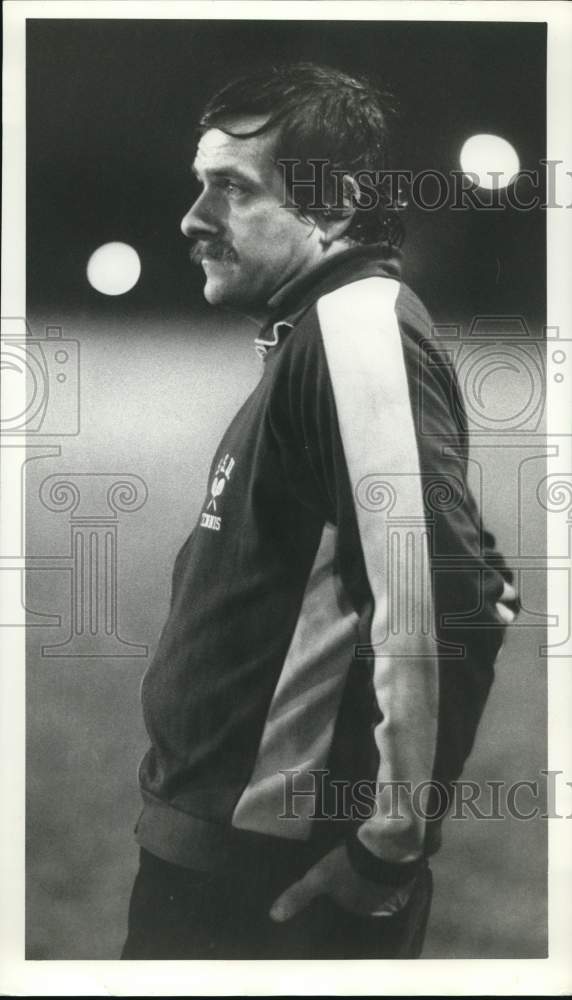 1988 Press Photo Liverpool Soccer Ken King on sideline of Henninger Match - Historic Images
