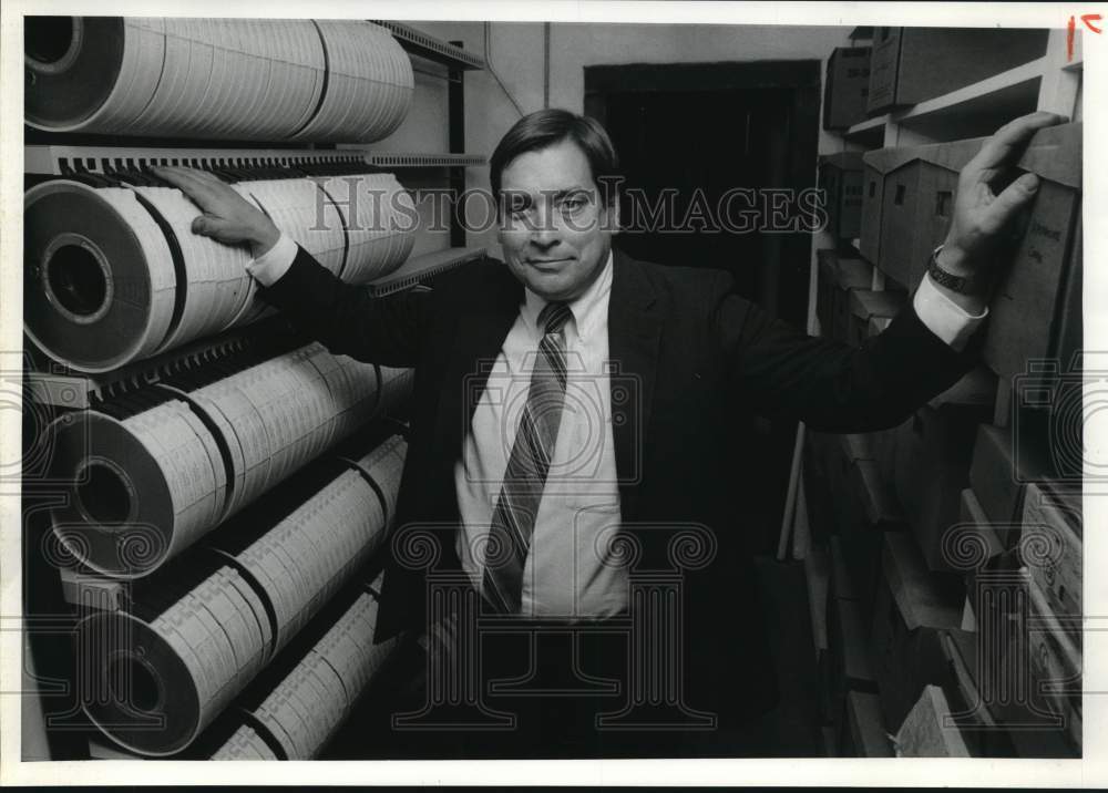 1986 Press Photo Dave Lasda in Record Management Systems Company Microfilm Vault - Historic Images