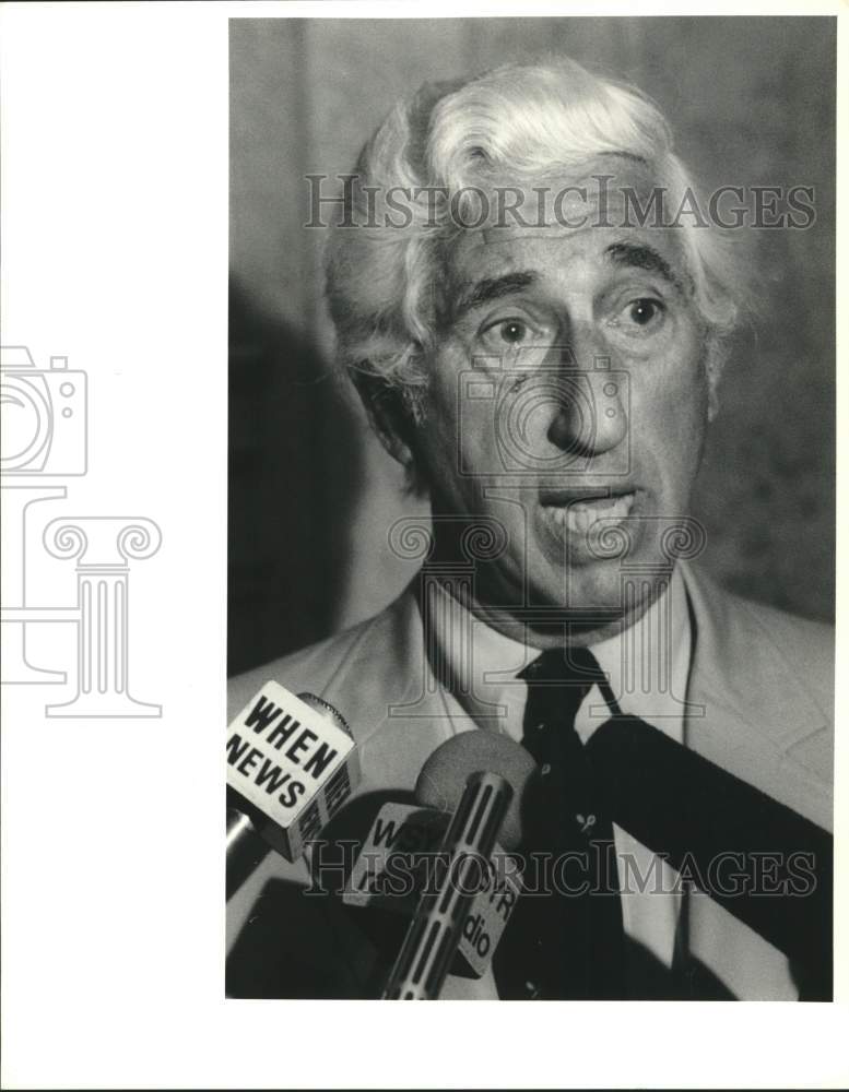 1989 Press Photo Attorney Sidney Manes Talks to Press After Gordon Case Ruling - Historic Images