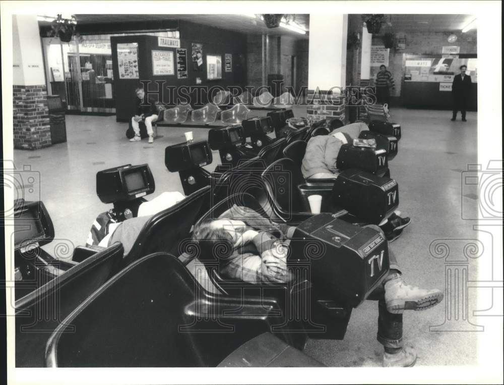 1990 Press Photo Stranded Travelers at Greyhound Bus Terminal because of Strike - Historic Images