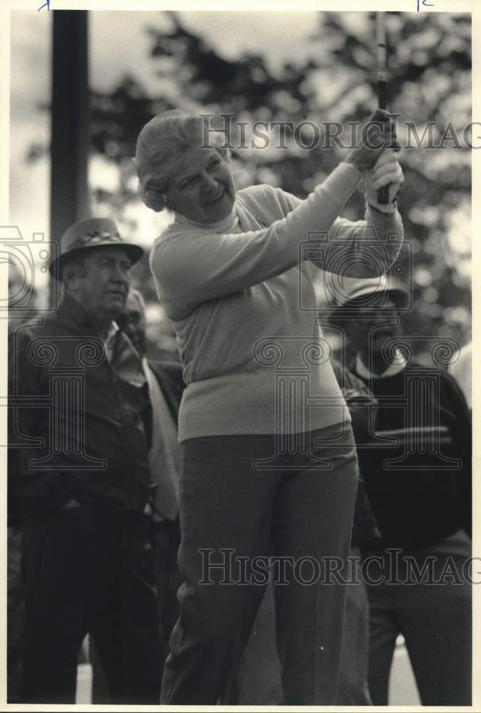 1988 Press Photo Golfer Ginnie Allen at Burnet Park Golf Course - sya99010 - Historic Images