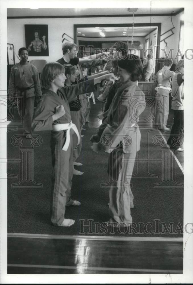 1986 Press Photo Chittenango Karate Students with Instructor Johnny Owens - Historic Images