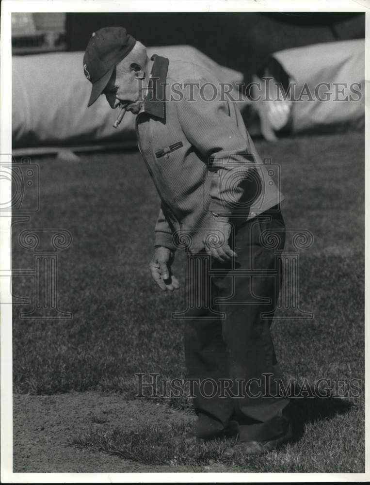 1987 Press Photo Frank Ferretti, grounds keeper on MacArthur Stadium&#39;s grass- Historic Images