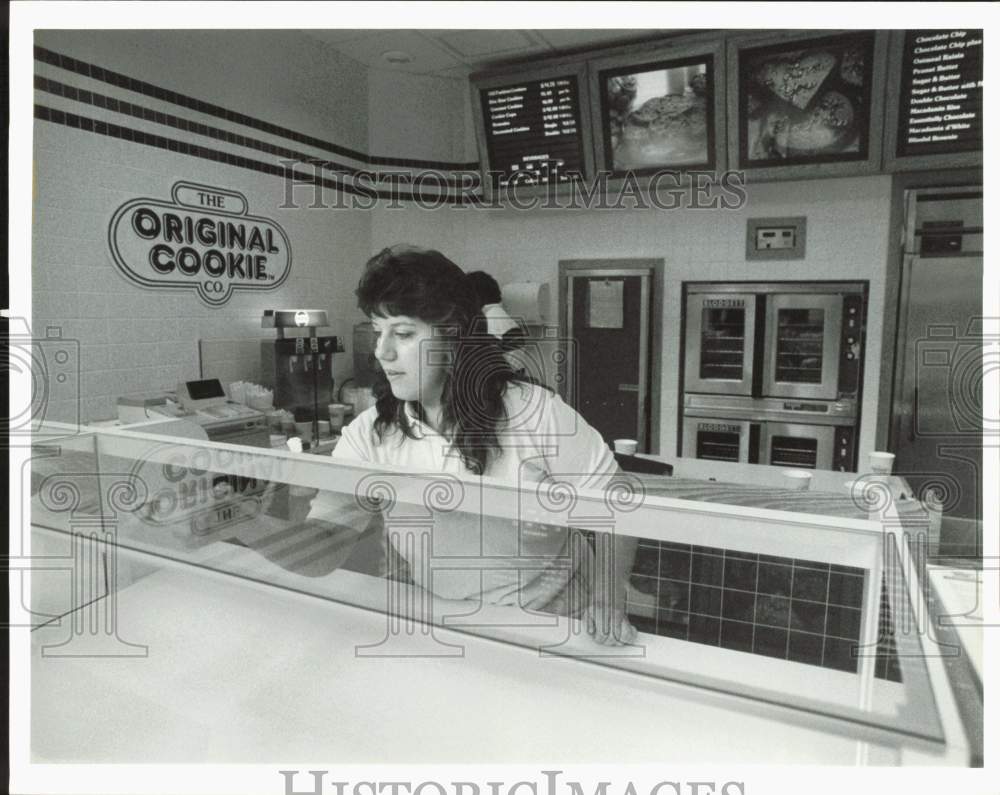 1988 Press Photo Lisa Butler working at Original Cookie Co., Great Northern Mall- Historic Images