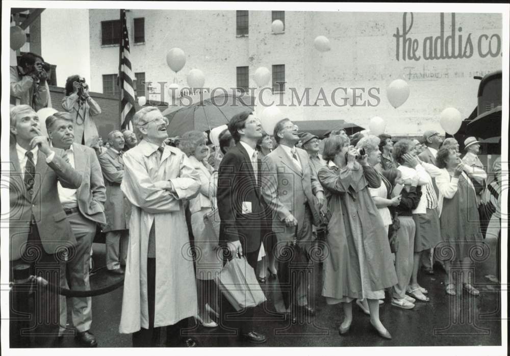 1985 Press Photo Crowd reacts to start of demolition for Galleries Project, NY- Historic Images