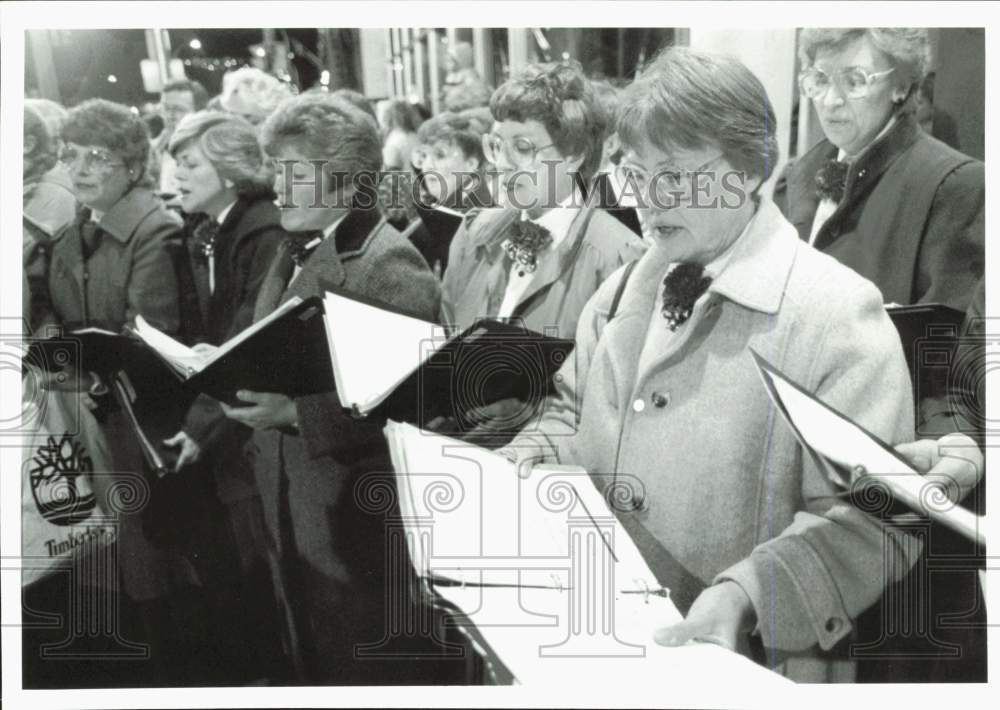 1987 Press Photo Dorothy Warren sings with choir at Galleries for tree lighting- Historic Images