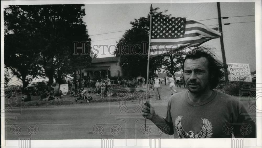 1983 Press Photo Romulus-William Rivers' protest march past Women's encampment - Historic Images