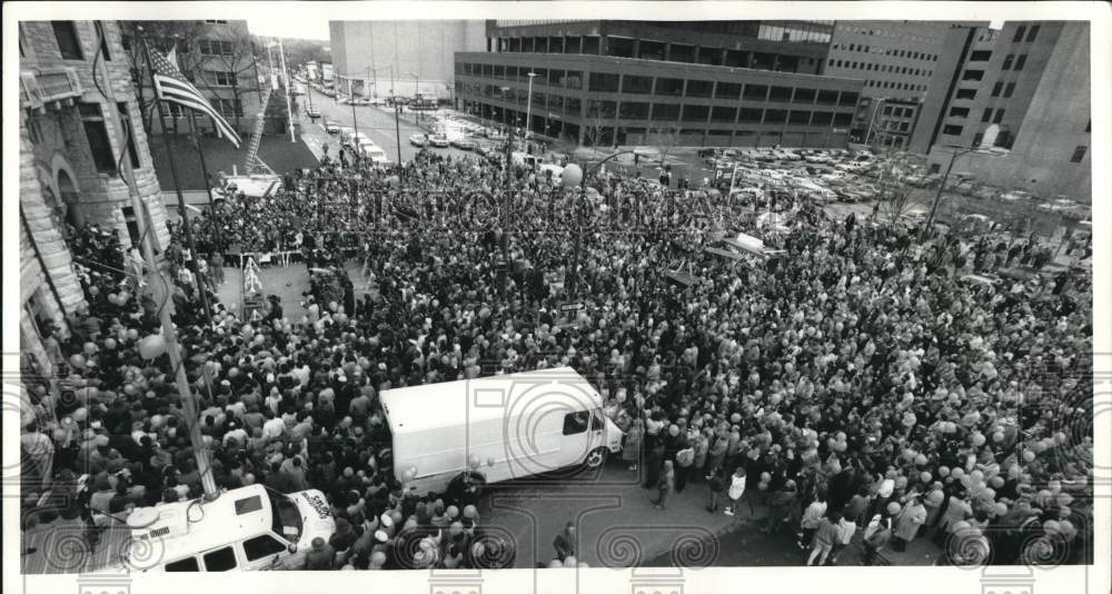 1987 Press Photo A crowd honors the Syracuse University hoopsters at City Hall. - Historic Images