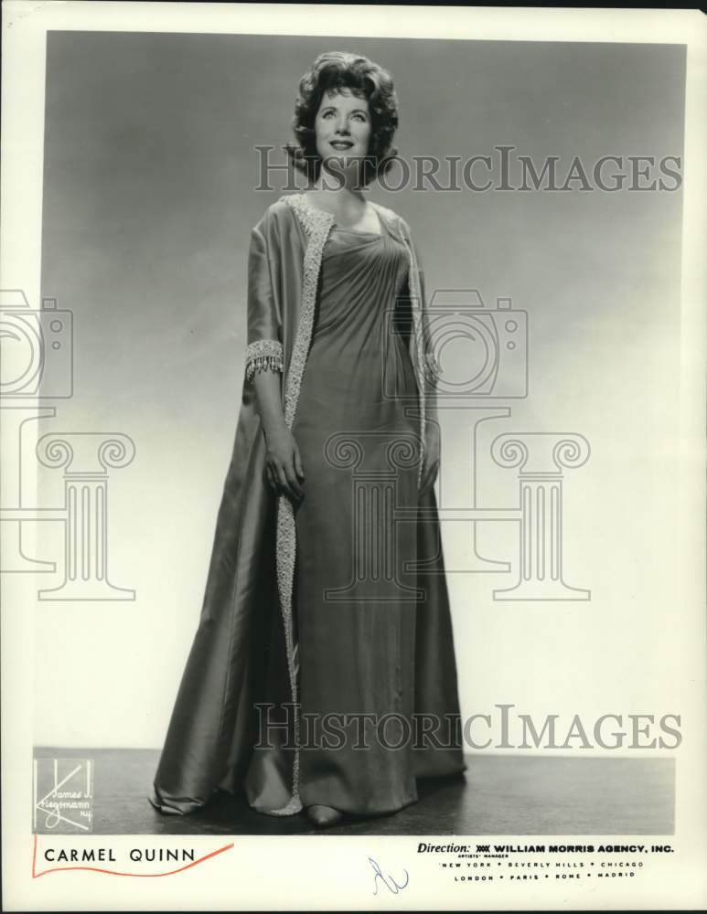 Press Photo Entertainer Carmel Quinn poses in a gown - Historic Images